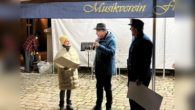 Übergabe der Spende durch 1. Vorstand der Bauernbühne Norbert Altmann (Mitte) an 2. Vorständin Michaela Leitl von Musikverein Freudenberg (links) (Bild: Wolfgang Lehnert)