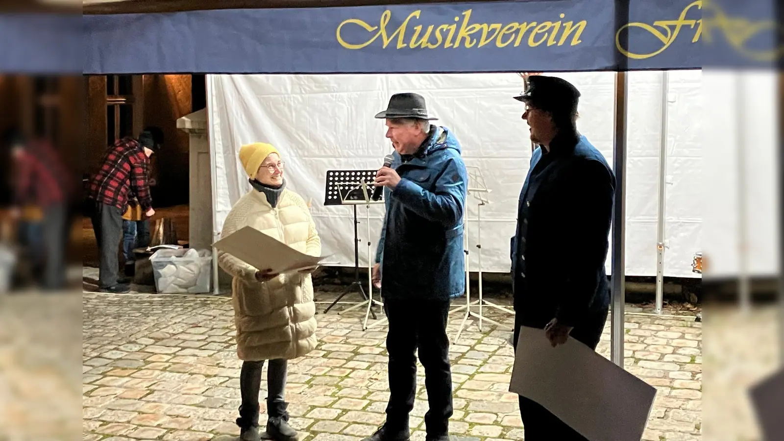 Übergabe der Spende durch 1. Vorstand der Bauernbühne Norbert Altmann (Mitte) an 2. Vorständin Michaela Leitl von Musikverein Freudenberg (links) (Bild: Wolfgang Lehnert)