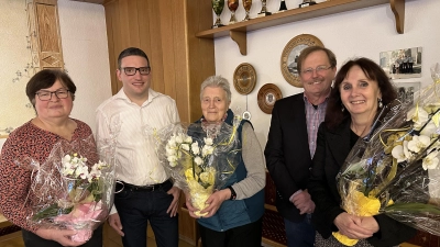 Wolfgang Friedl (Zweiter von links) wurde zum neuen zweiten Vorsitzenden des Obst- und Gartenbauvereins Pfreimd gewählt. (Bild: Kathrin Friedl/exb)