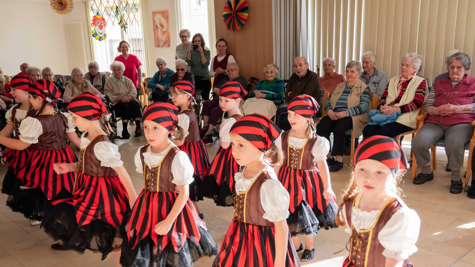 Beim Piratentanz zeigte der Nachwuchs sein Können.  (Bild: Michael Welnhofer)