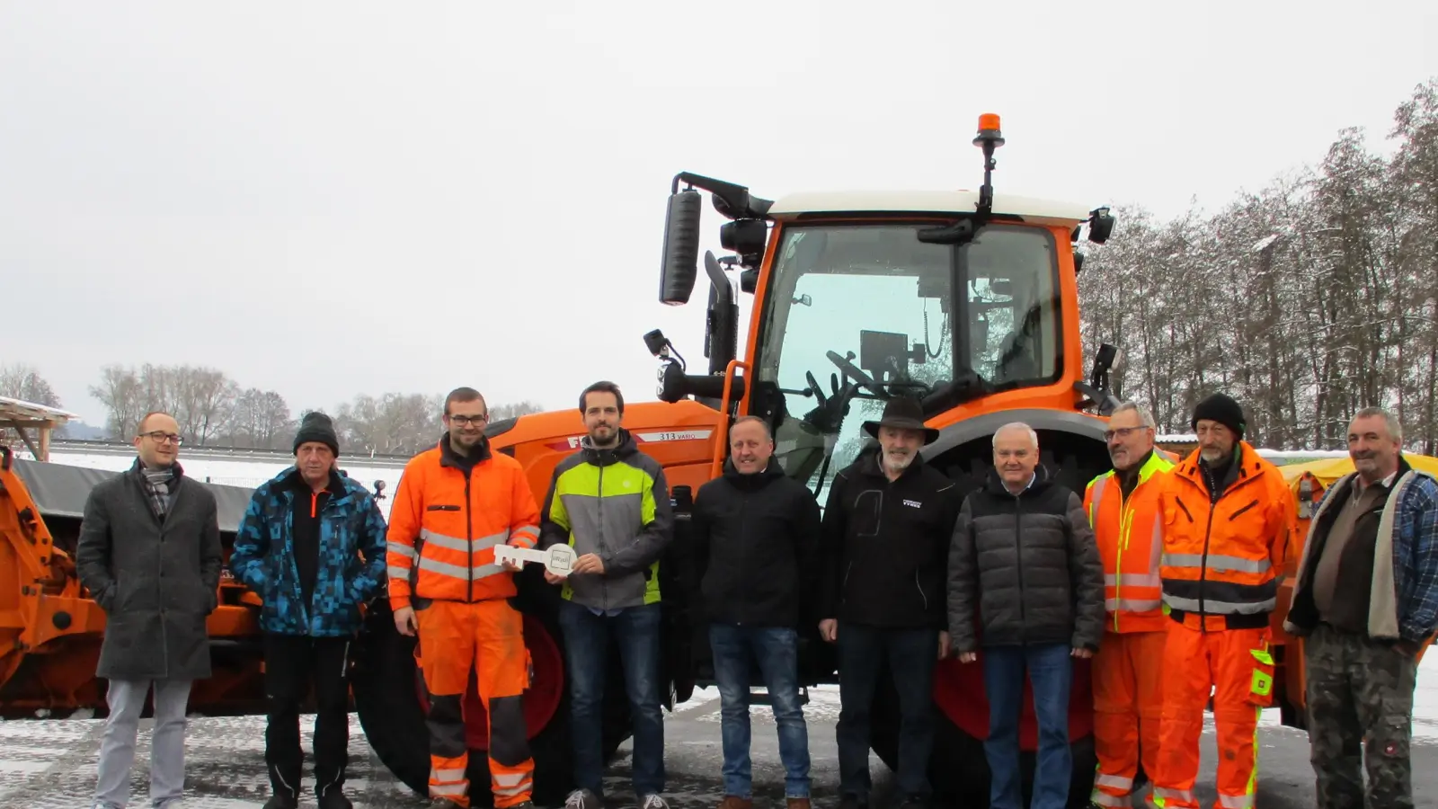 Norbert Horn (Mitte) überreichte den symbolischen Schlüssel für den Allrad-Schlepper an die Mitarbeiter des Bauhofes. (Bild: Gemeinde Kulmain/exb)