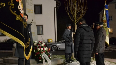 Der Vorsitzende des Soldaten- und Kriegervereins Burgtreswitz Hans Höcker und Bürgermeister Armin Buldenda (von rechts) gedachten am Kriegerdenkmal in Burgtreswitz der Opfer der beiden Weltkriege zum Volkstrauertag.  (Bild: Peter Garreiss)