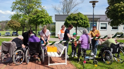 Seniorenheim-Bewohner schmückten den Maibaum. (Bild: Kathrin Dietz/exb)