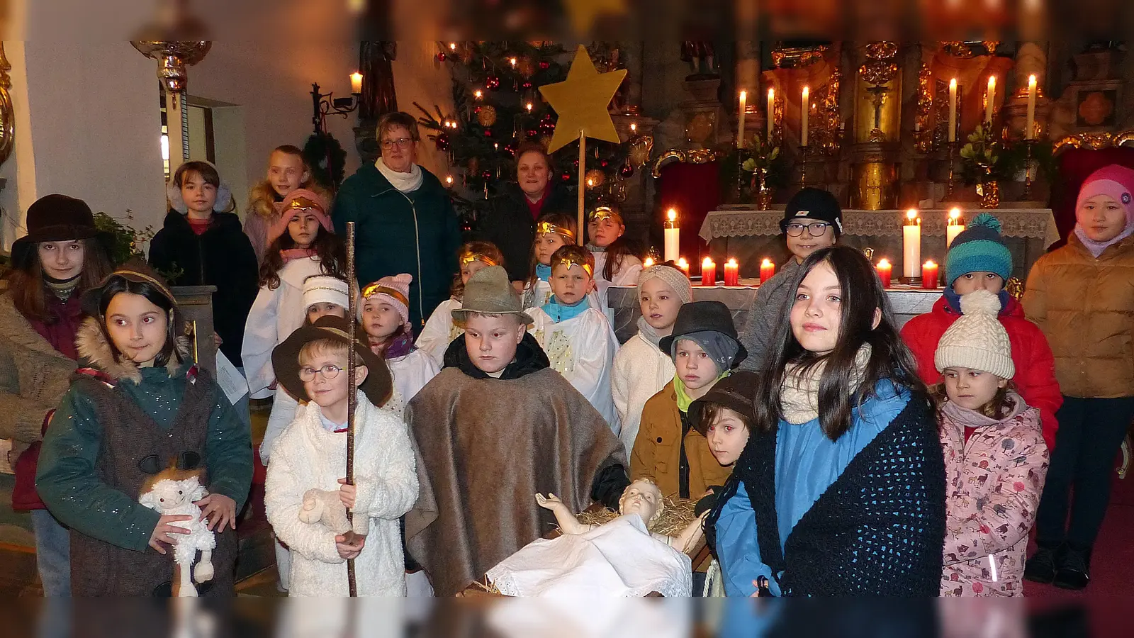 Als „lebende Krippe“ verabschiedeten sich die jungen Darsteller und alle Akteure, von denen die eindrucksvolle Kindermette gestaltet wurde, von den Kirchenbesuchern . (Bild: Gerhard Löckler)