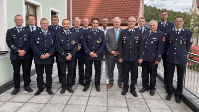 Sieben Feuerwehrmänner der Feuerwehren Neukirchen und Holnstein-Mittelreinbach erhielten von Landrat Richard Reisiner das Ehrenzeichen in Gold bzw. Silber. (Bild: Christine Hollederer)