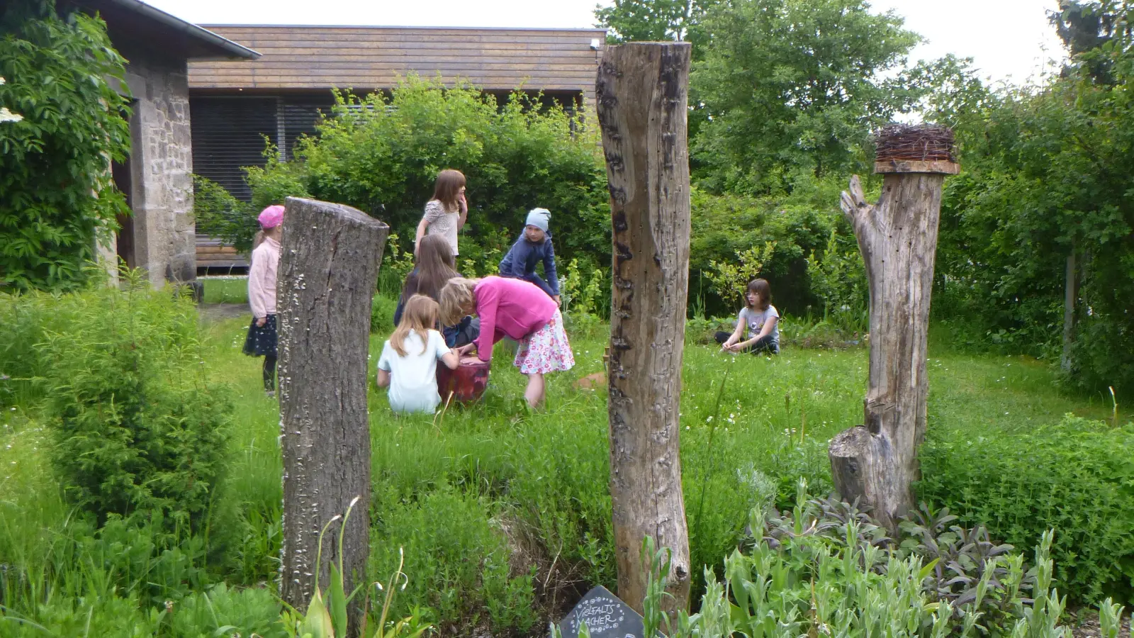 Vor dem Basteln können sich die Mädchen im Vielfaltsgarten austoben. (Bild: Christine Schreiber)