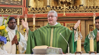 Hannes Lorenz zelebriert den Gottesdienst (Bild: ric)