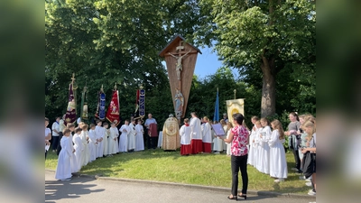 Eucharistische Anbetung an einem der Altäre (Bild: Maria Schlögl)