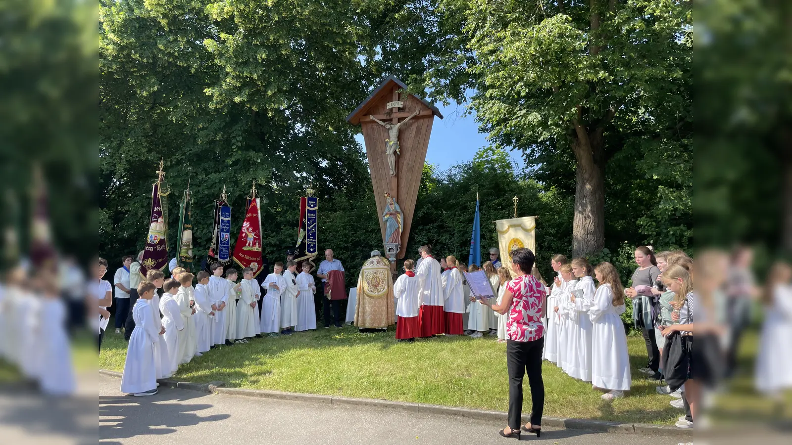 Eucharistische Anbetung an einem der Altäre (Bild: Maria Schlögl)