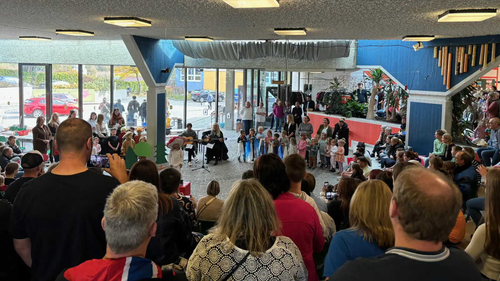 Singspiel des Kindergartens in der Schulaula. (Bild: Peter Scharnagl )