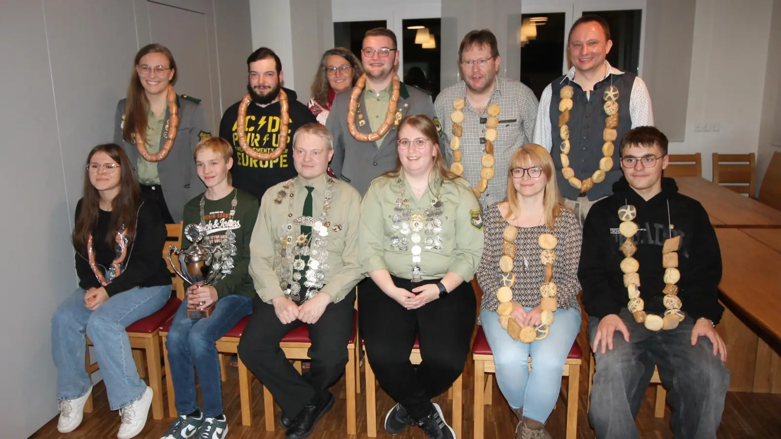 Stolze „Majestäten”: Lukas Prunhuber, Roland Hösl, Magdalena Wittmann (vorn Zweiter bis Vierte von links) sowie Hubert Farmbauer (nicht auf dem Bild) holten beim Zessauer Königsschießen die höchsten Auszeichnungen. Gleich sieben Titel gewann Hubert Wittmann (Hinten Zweiter von rechts), je vierfaches Titelglück winkte Anna-Maria Wittmann und Fabian Bäumler (Erste und Vierter von links). (Bild: Bernhard Piegsa)