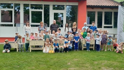 Übergabe von Hochbeeten, welche die BVJ Klassen gebaut und anschließend an den Kindergarten St. Anna Traßlberg übergeben haben. (Bild: Verena Holler)