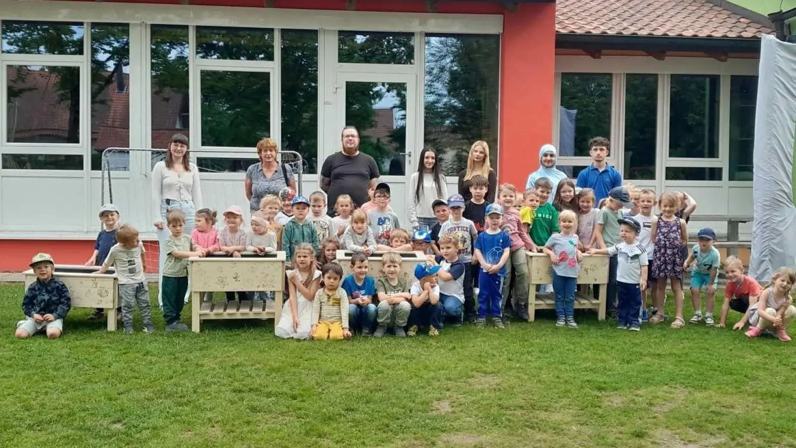 Übergabe von Hochbeeten, welche die BVJ Klassen gebaut und anschließend an den Kindergarten St. Anna Traßlberg übergeben haben. (Bild: Verena Holler)