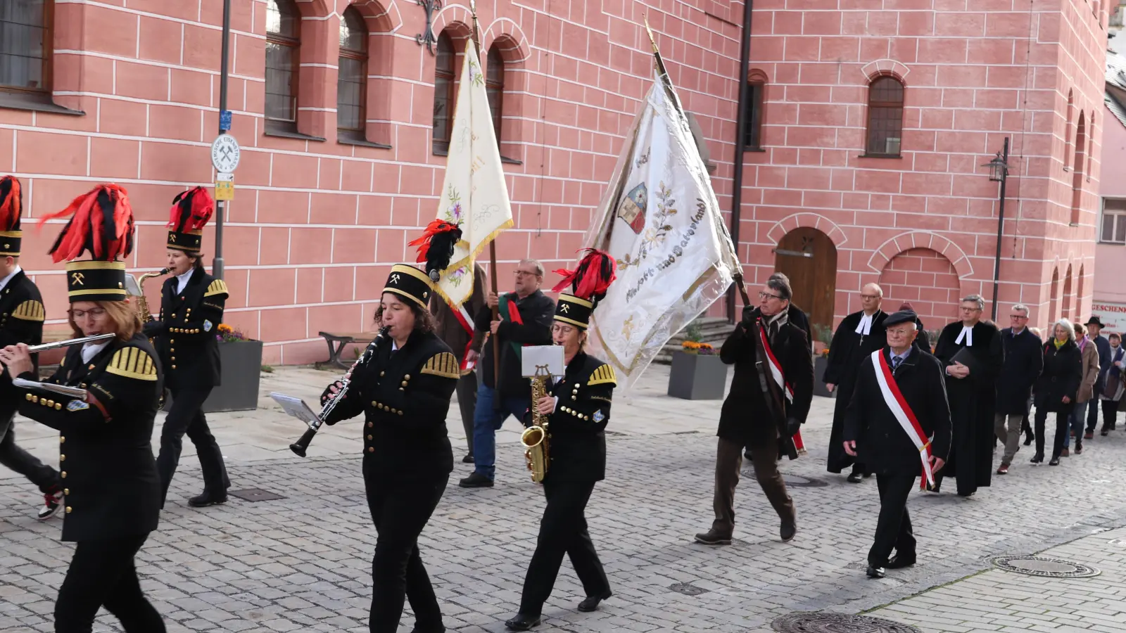 Die Bergknappenkapelle führte den Festzug zum Reformationsfest von der Bastei durch die Stadt an. (Bild: cog)