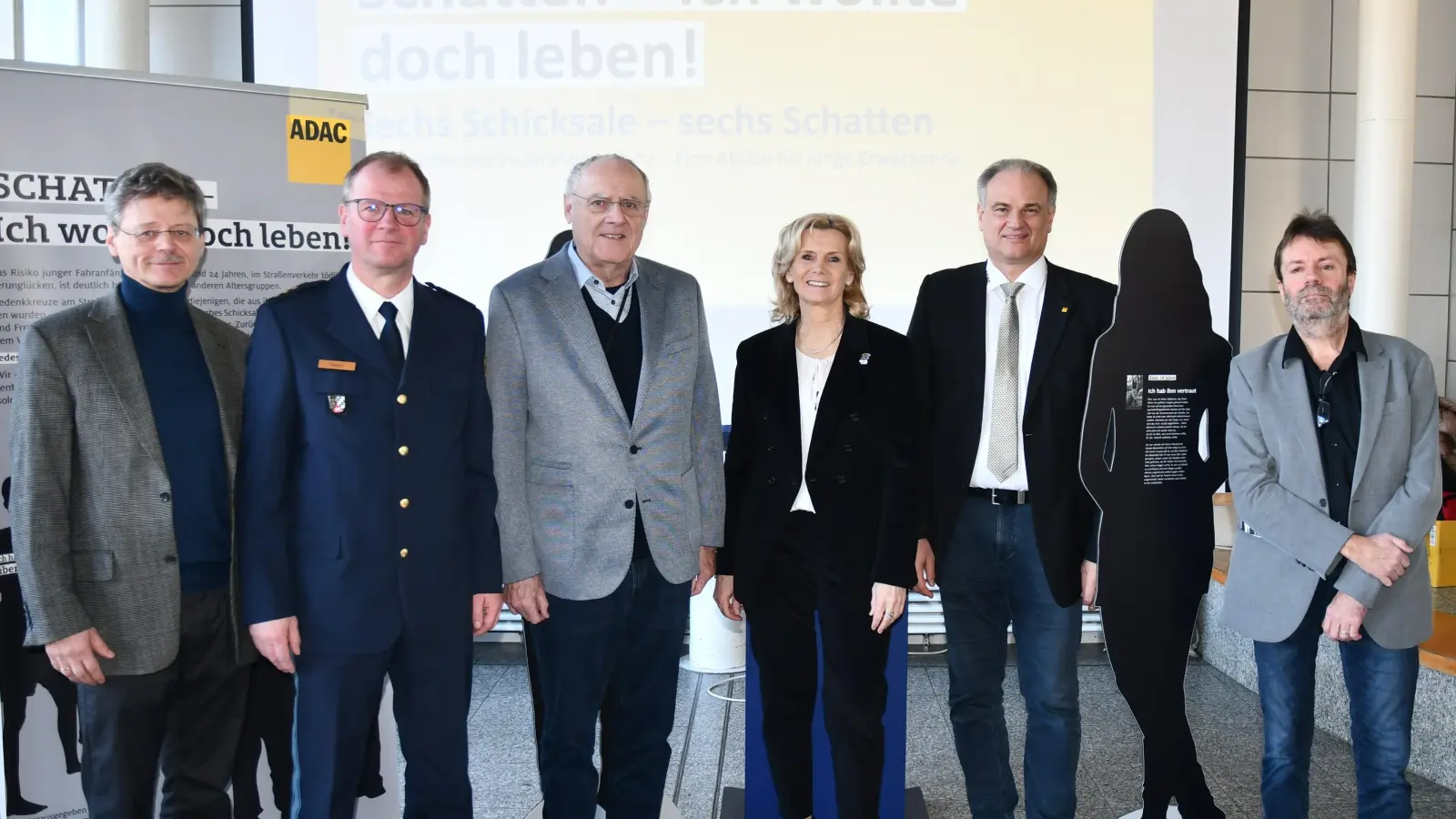 Gruppenfoto v.l.n.r.: Thomas Neumann (stellv. Schulleiter); Thomas Hecht (Polizeidirektor, Polizeiinspektion Weiden); Lothar Höher (Bürgermeister, Stadt Weiden); Andrea Lang (stellv. Landrätin); Peter Hübner (stellv. Vorsitzender und Vorstand Verkehr, ADAC Nordbayern e.V.); Werner Klement (Berufliches Schulzentrum Weiden) (Bild: Natascha Süß)