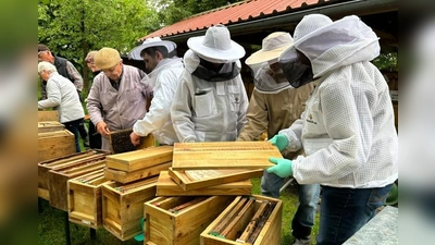 Stolz auf die Neuimker ist man beim Verein Freunde und Förderer des Lehrbienenheimes Schwarzenfeld.  (Bild: Karlheinz Dausch)