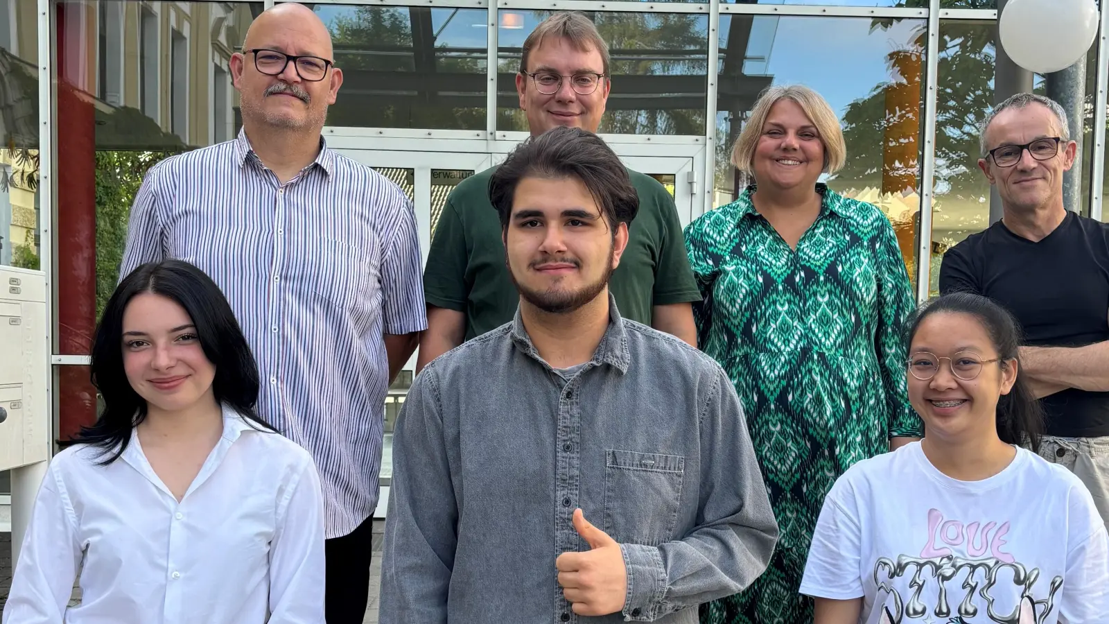 Hinten von links nach rechts: Mattias Rudolph (9b), Achim Herbolzheimer (9a), Maria Treml-Paskowski (10b), Franz Hehenberger (M10). Vordere Reihe von links nach rechts: Lina-Marie Petricigk (9b), Marcel Lukas (9a) und Lalitphat Molnár (10b) (Bild: A. Kramer/exb)