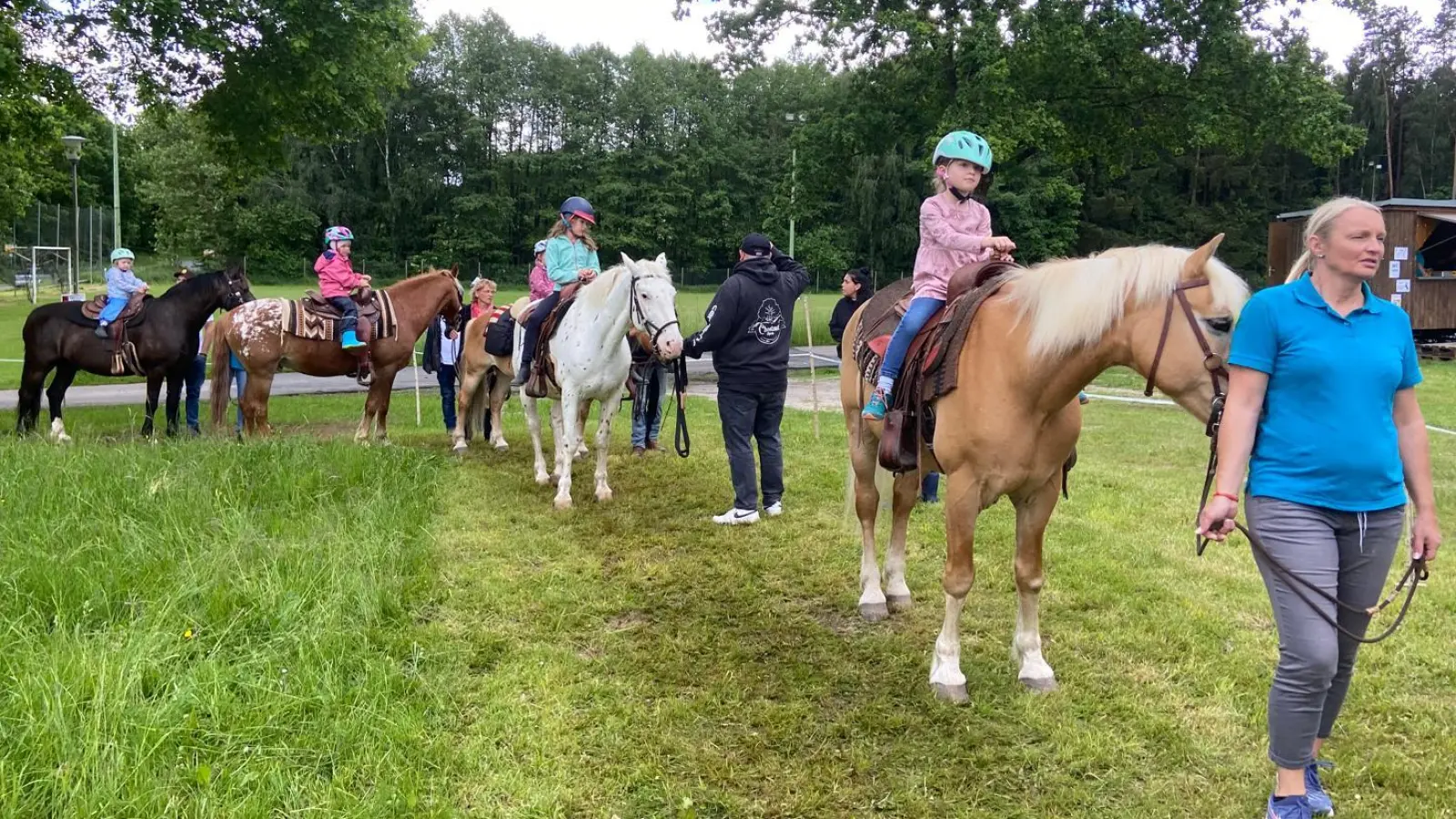 Großer Andrang herrschte beim 30. Ponyfest der Reitsportgemeinschaft Großschönbrunn/Seugast. (Bild: Christa Bauer/exb)