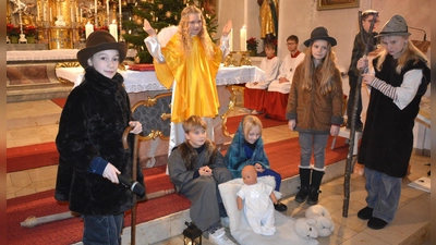 Szenen des Konnersreuther Krippenspiels am Nachmittag des Heiligabend in der Pfarrkirche St. Laurentius. Zehn Kinder waren am Krippenspiel unter der Leitung von Christiane Neumann beteiligt. (Bild: Josef Rosner)