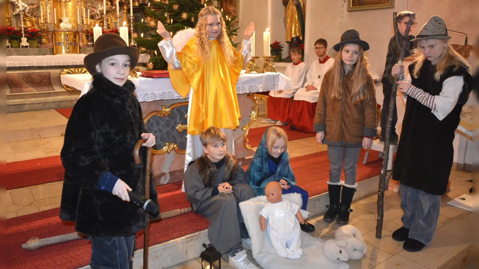 Szenen des Konnersreuther Krippenspiels am Nachmittag des Heiligabend in der Pfarrkirche St. Laurentius. Zehn Kinder waren am Krippenspiel unter der Leitung von Christiane Neumann beteiligt. (Bild: Josef Rosner)