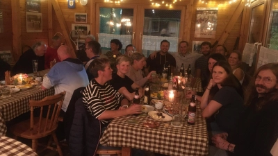 Weinfest in der gemütlichen Tennishütte des ASV Neustadt (Bild: Waltraud Neubauer-Zupfer)