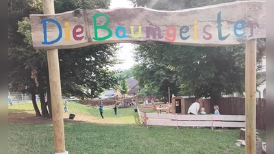 Eingangsbereich der Waldecke „Baumgeister” im Kinderhaus Schönsee (Bild: Verena Kölbl)
