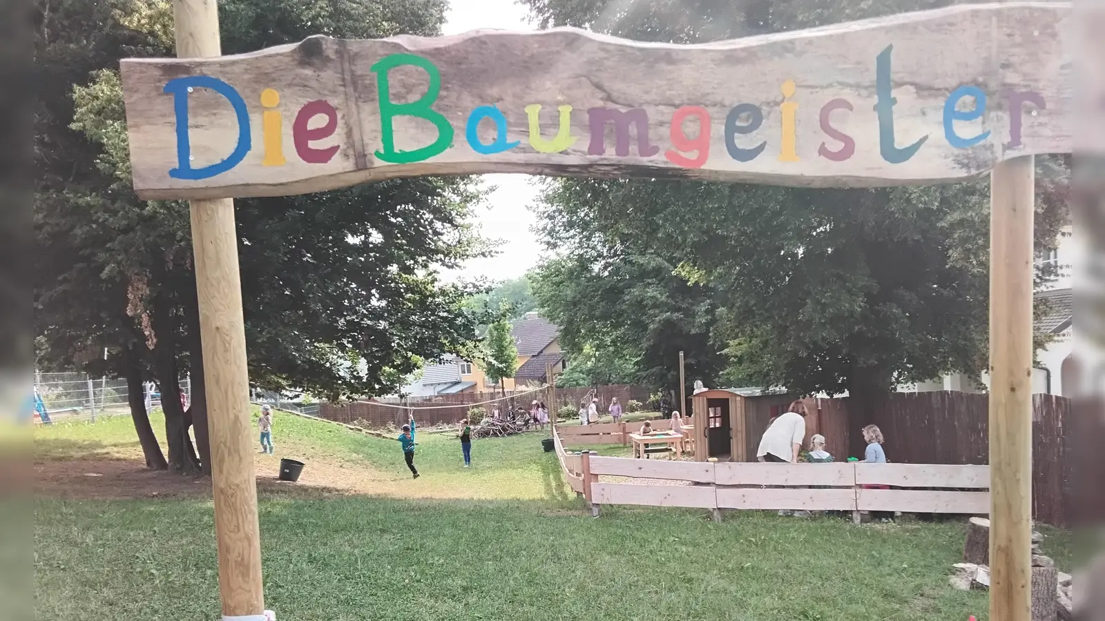 Eingangsbereich der Waldecke „Baumgeister” im Kinderhaus Schönsee (Bild: Verena Kölbl)