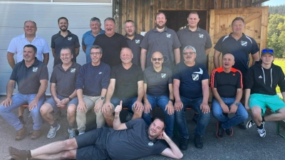 Gruppenfoto des EC Konnersreuth vor der Eisstockhalle in Zwiesel. (Bild: Holger Schmidt)