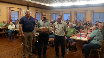 Franz Eichenseer, der frühere Abteilungsleiter am Amt für Ernährung, Landwirtschaft und Forsten, wurde mit einem Geschenkkorb für die gute und langjährige Zusammenarbeit gewürdigt.  (Bild: Jürgen Bodendörfer)