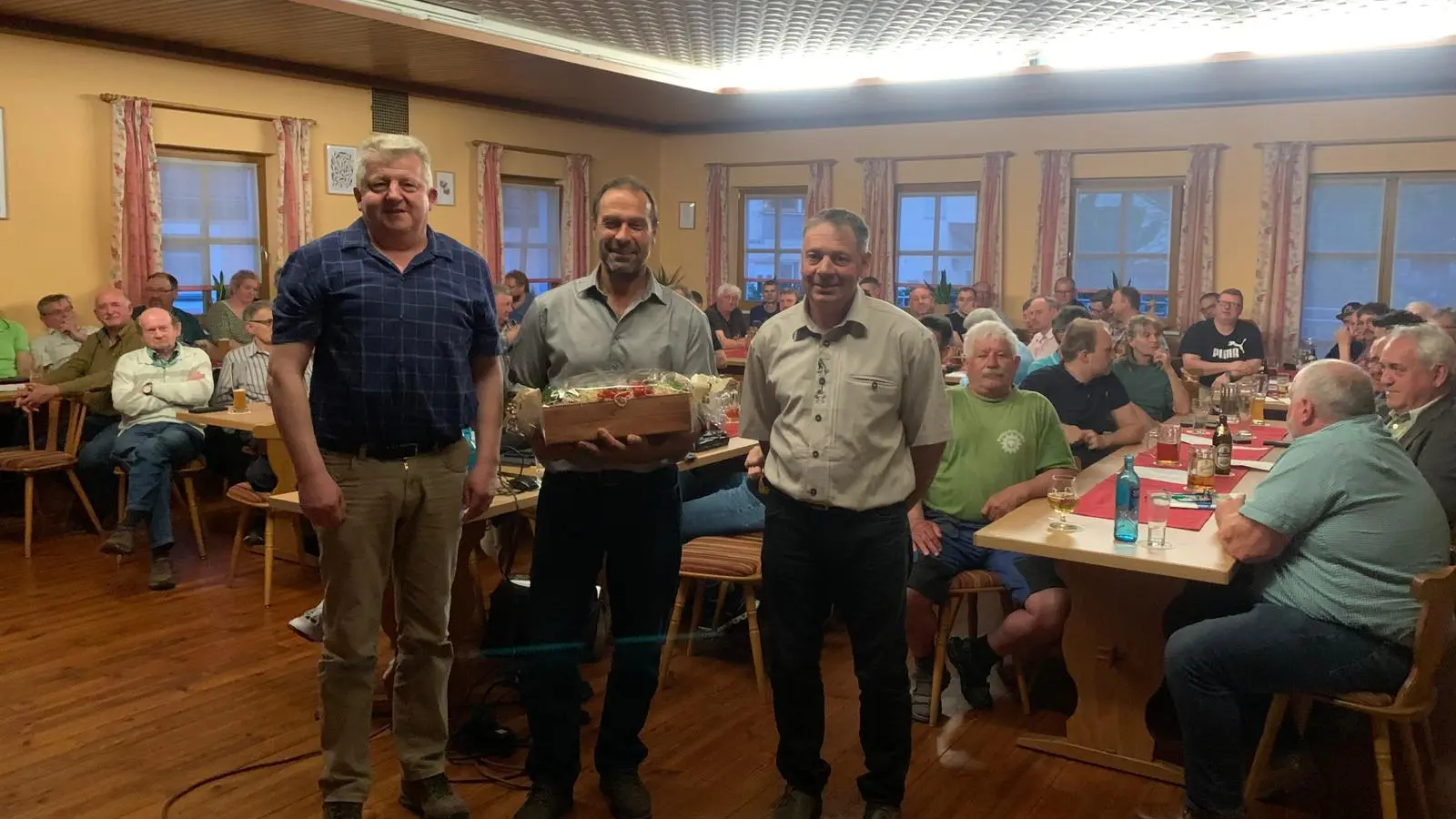 Franz Eichenseer, der frühere Abteilungsleiter am Amt für Ernährung, Landwirtschaft und Forsten, wurde mit einem Geschenkkorb für die gute und langjährige Zusammenarbeit gewürdigt.  (Bild: Jürgen Bodendörfer)