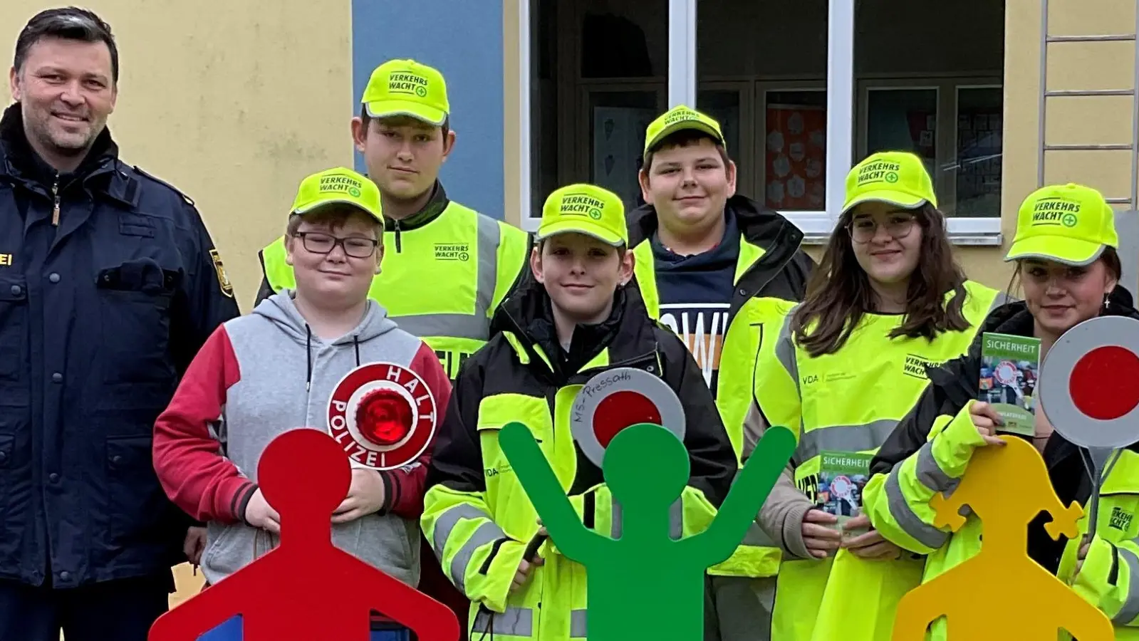 Nach der Ausbildung durch Polizeihauptmeister Paul Zawal sichern Marcel Roos, Nico Georg, Benjamin Erthner, Timo Nagel, Emilia Krüger und Joanna Zintl den Übergang in der Wollauer Straße. (Bild: Hans Walter/exb)