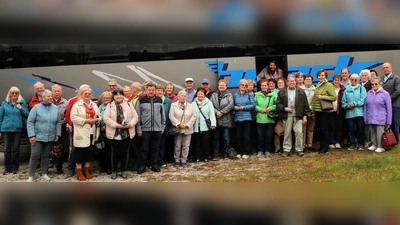 Zahlreiche Teilnehmer bestiegen beim Ausflug des Wandervereins den Bus, um die Fränkische Schweiz zu erkunden. (Bild: Rainer Sollfrank/exb)