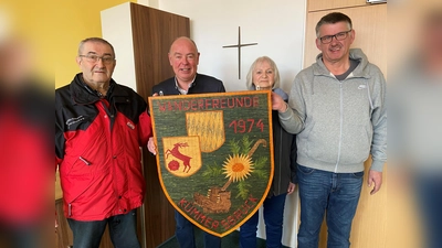 Gerhard und Heide Lindthaler überreichen das Wappen gemeinsam mit Manfred Birner (re) an Bürgermeister Roland Strehl (2.v.li) (Bild: Roland Strehl)