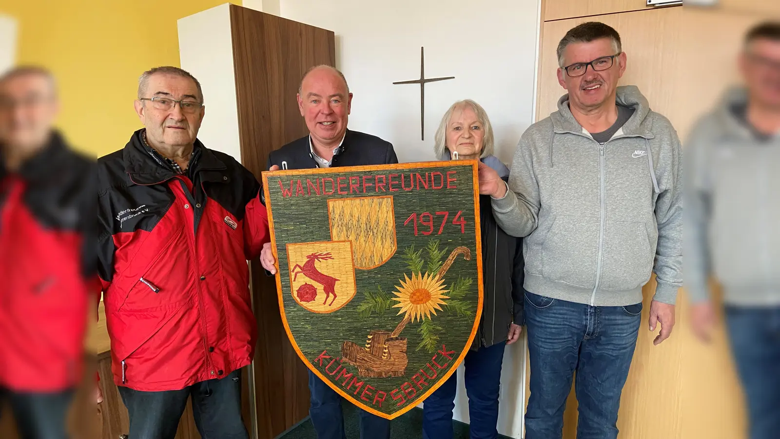 Gerhard und Heide Lindthaler überreichen das Wappen gemeinsam mit Manfred Birner (re) an Bürgermeister Roland Strehl (2.v.li) (Bild: Roland Strehl)