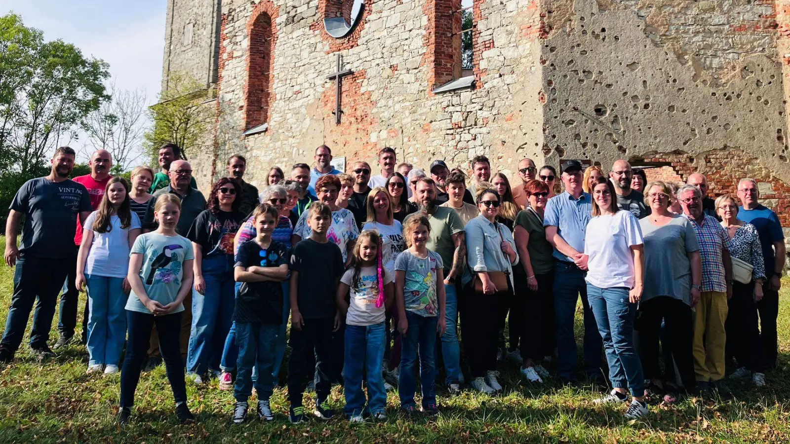 Der CSU Ortsverband Schwarzenbach beim Besuch des Truppenübungsplatzes Grafenwöhr vor der Kirchenruine von Hopfenohe (Bild: Andrea Götz)