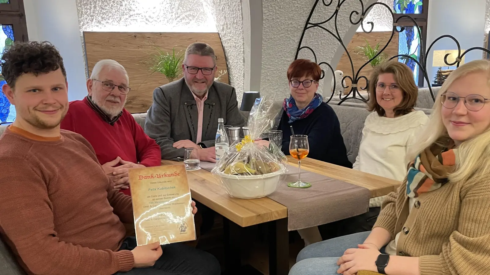 Felix Kubitschek (links) ist das neue 100. Mitglied des OGV Waldsassen. Mit im Bild (von links) die Vorstandsmitglieder Wilfried Roeb, Klaus Schuster, Gudrun Schuster und Gabriele Treml-Laubert sowie Eva Kastl.<br> (Bild: Klaus Schuster/exb)