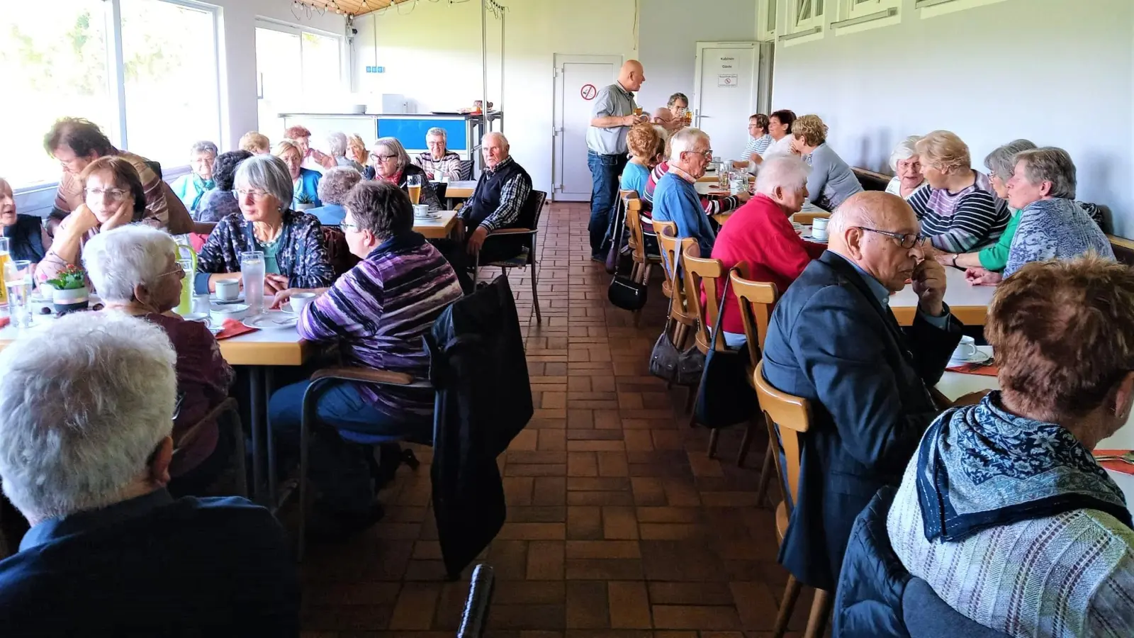 Die Senioren warten im Sportheim Schirmitz auf den Gänsebraten  (Bild: Sabine Bäumler)