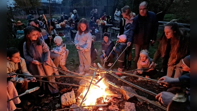 Die Kinder grillen das Stockbrot über dem offenen Feuer (Bild: R. Kreuzer)