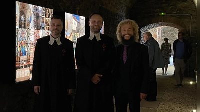 Die Kreuzherren des Ordens mit dem roten Stern, David Kučerka, Stellvertretender Großmeister (Mitte, T. Gregůrek, links), präsentieren mit dem Vorstand Luis-Andreas Hart (rechts), Förderverein Maria Kulm, die beeindruckenden Baufortschritte anhand von illuminierten Schautafeln in den Katakomben der Propstei.  (Bild: Linus Groschke)