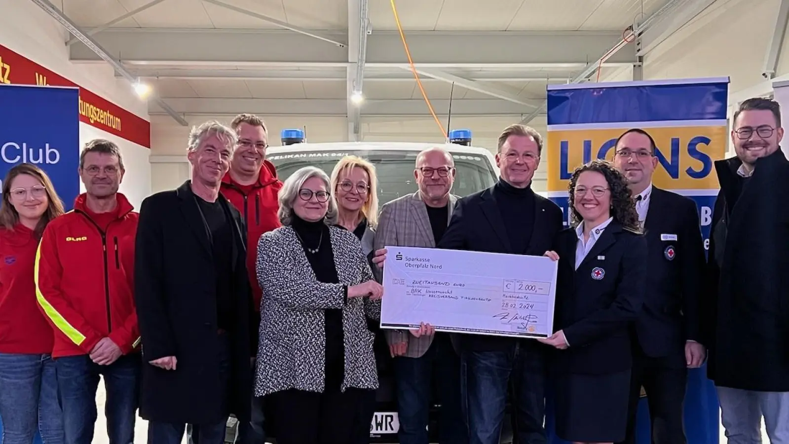 Freude über die Spende der Service-Clubs, hier für die BRK-Wasserwacht: Im Bild von links Lara Krüger und Rainer Bartsch (DLRG), Harry Ipfling (Präsident Rotary-Club Fichtelgebirge), Achim Träger (DLRG), Edith Kalbskopf (Präsidentin Soroptimist Luisenburg/Bad Alexandersbad), Rosi Döhler (Präsidentin Lions-Club Selb), Oliver Schott (Präsident Lions-Club Marktredwitz-Fichtelgebirge), Anton Schatzberger (Präsident Rotary-Club Stiftland), Peggy Mother-Bayerl, Bernd Hör (beide Wasserwacht) und Sven Lehner (BRK).  (Bild: Johannes Troesch/exb)