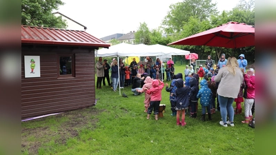 Bürgermeister Franz Stahl, Jakob Wagensonner, Silvia Markowski und ihre Nachfolgerin Maria Üblacker (hinten, von links) mit den Erzieherinnen und Kindern bei der Eröffnung der „Villa Kling Klang”, die links im Bild zu sehen ist.  (Bild: Stadt Tirschenreuth/exb)