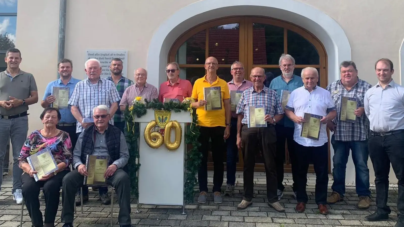 Den geehrten Mitglieder von Schwarz-Gelb Etzelwang gratulierten Etzelwangs Bürgermeister Roman Berr (links) und Vorsitzender Michael Übelacker (rechts).  (Bild: U. Sperber/exb)