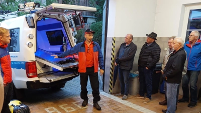 Aufgrund anhaltenden Regens wurde die Vorführung der Bergwacht kurzerhand in die Fahrzeughalle verlegt. (Bild: Michael Weiß)