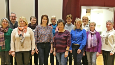 Die neu gewählte Vorstandschaft des Frauenbundes mit Pfarrer Hannes Lorenz (Zweiter von links), Vorsitzende Christa Schlagenhaufer (Sechste von rechts), Schriftführerin Maria Six (Dritte von links), Kassenführerin Helga Sebald (Fünfte von links) zusammen mit den acht Beisitzerinnen. (Nicht im Bild: stellvertretende Vorsitzende Petra Eckl, Kassenprüferinnen Gerlinde Weber und Hermine Bergmann)<br> (Bild: Ferstl/exb)