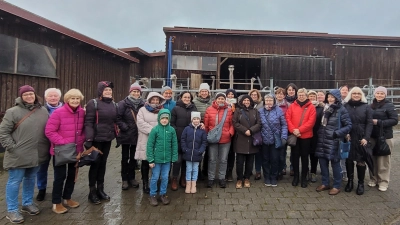 Auch die Strauße wollen mit aufs Gruppenbild  (Bild: Doris Enzmann)