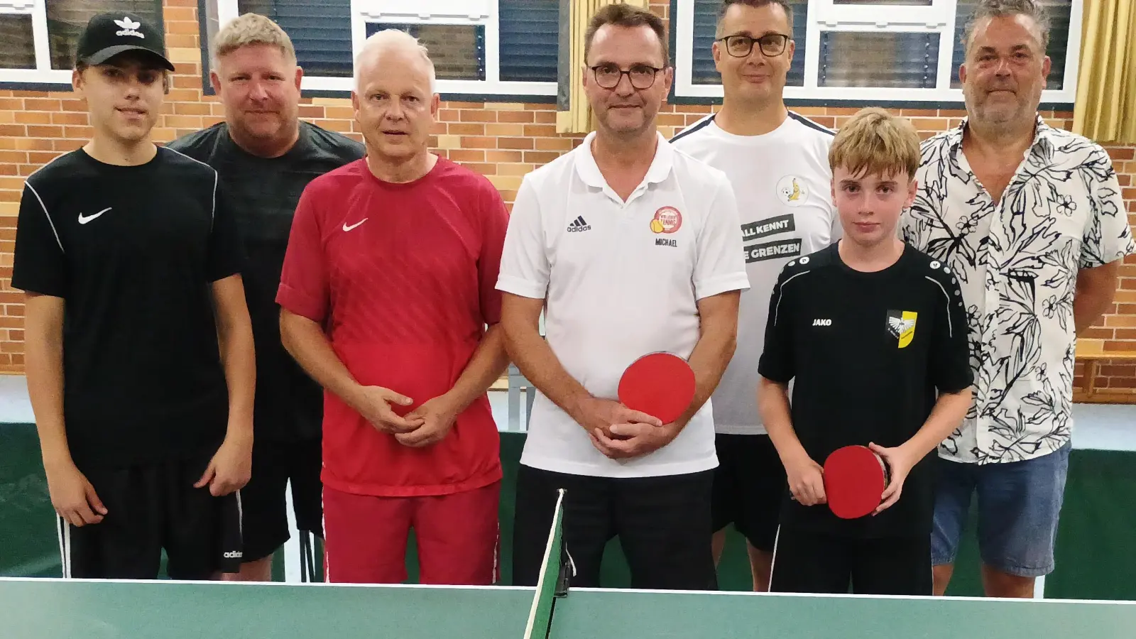 16 Spieler nahmen an den Stadtmeisterschaften im Tischtennis teil. In der Hobby-Klasse beteiligten sich sieben Spieler, die mit großem Ehrgeiz ihre Spiele absolvierten. (Bild: Norbert Frisch)