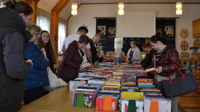 Das Angebot beim Bücher- und Spielebasar in Moosbach ist groß und wird gut angenommen. (Bild: gi)