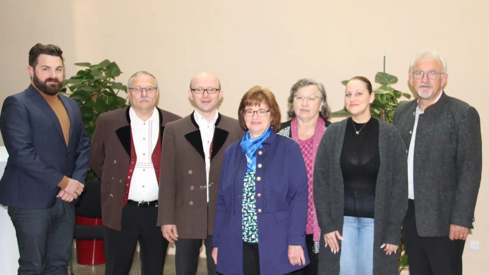 Bürgermeister Sebastian Giering, Gerhard und Andreas Träger, Michaela Schuller, Anni und Sonja Löw sowie Bürgermeister Rudolf Schopper (von links) engagieren sich für kranke Kinder. (Bild: Hans Prem)