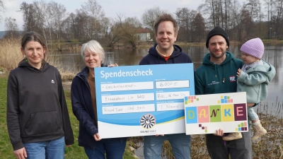 Jasmin Hummel-Frank und Kerstin Weinrich-Sedlacek von der Geschäftsleitung des Frauenhauses im Landkreis Schwandorf, Tobias Brunner und Sebastian Bernhard mit Töchterchen Emilia bei der Spendenübergabe. (Bild: Fabian Borkner)