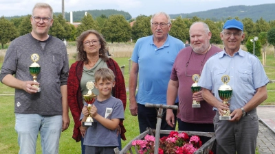 2. Platz Alexander Riedel, Badneualbenreuth, Vorsitzende Andrea Gutwein, davor jüngster Spieler Karl Schulz aus Milah, Kreisvorsitzender Georg Brand, 3. Platz Michael Weiß aus Mitterteich, 1. Platz Manfred Ott aus Marktleugast (Bild: Andrea Gutwein)
